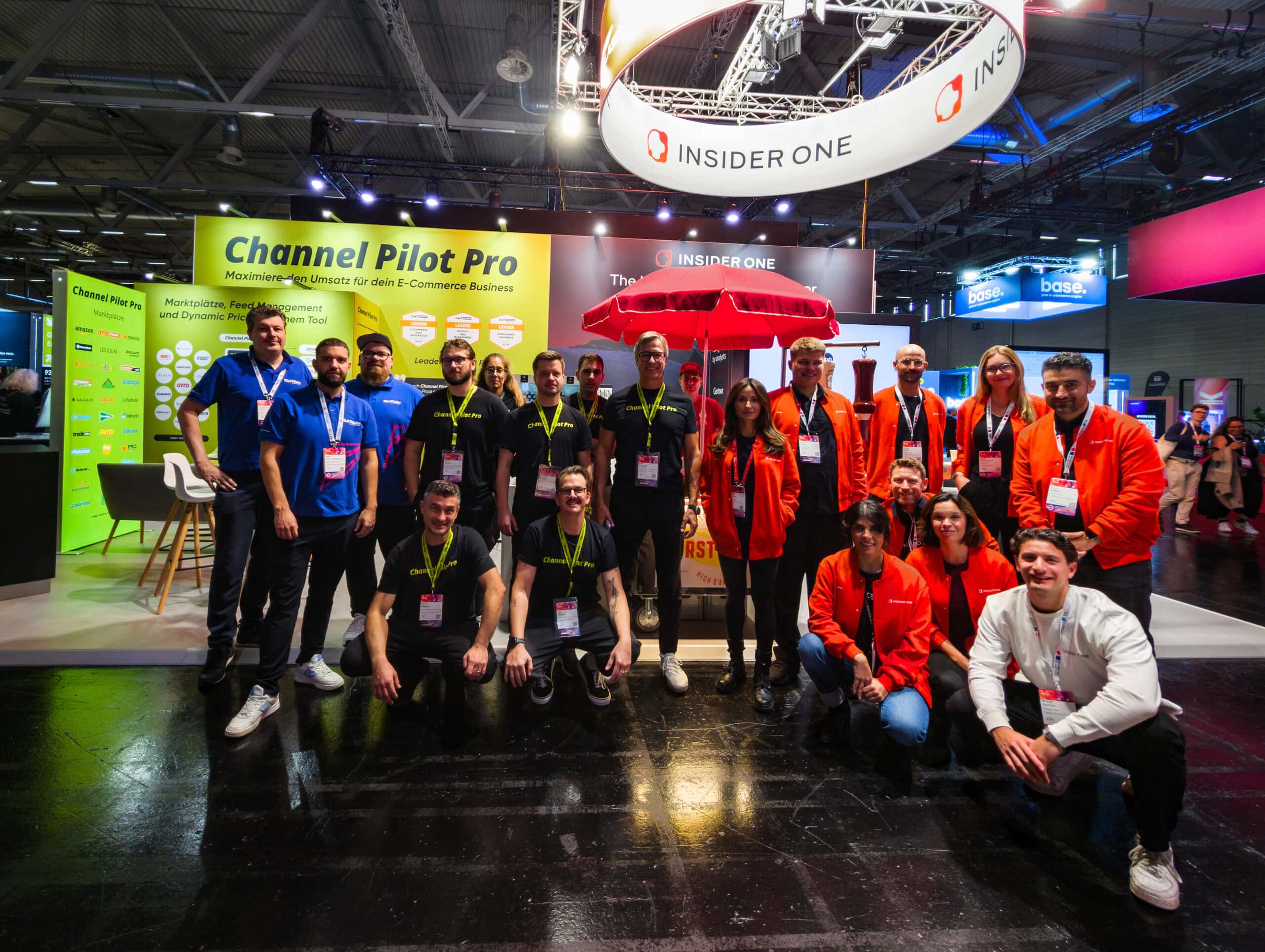 Team bei Channel Pilot Solutions auf der Messe mit Stand und Banner.