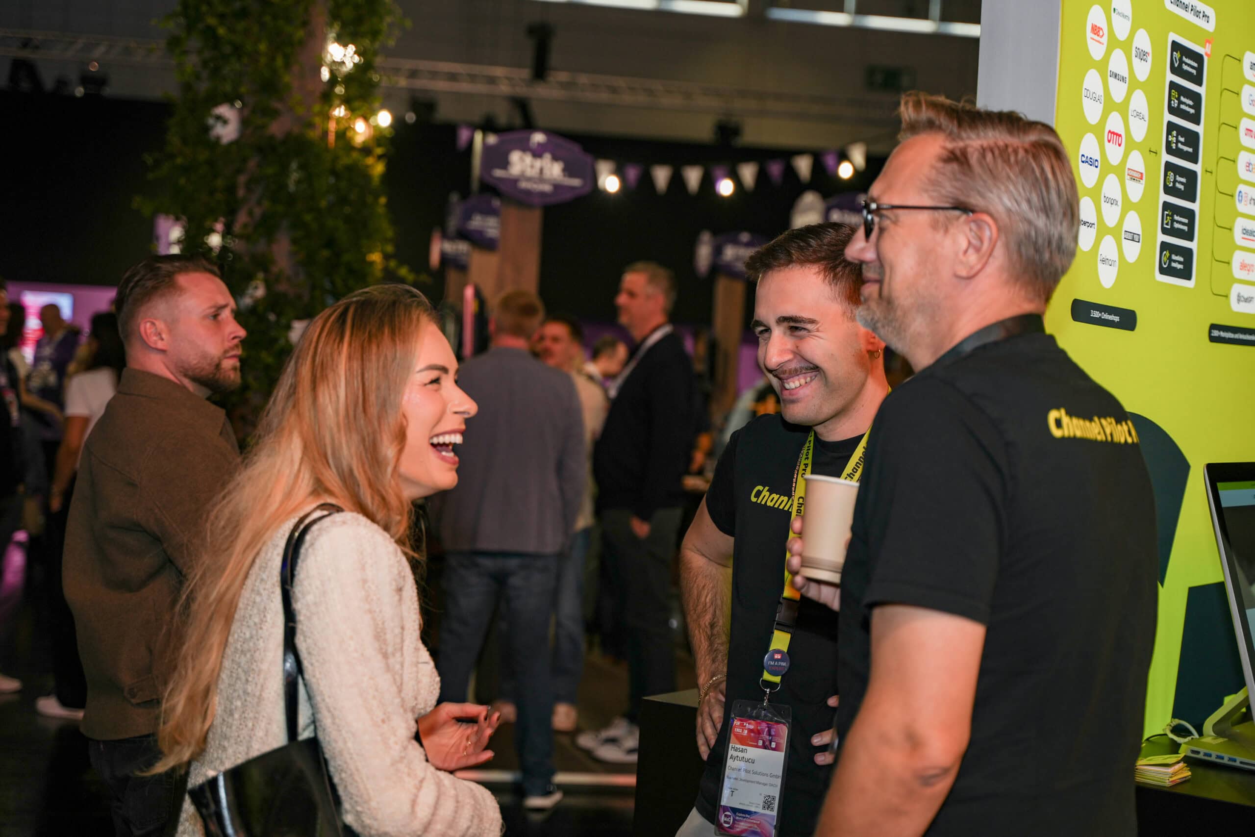 Mitarbeiter von Channel Pilot Solutions im Gespräch auf einer Messe.