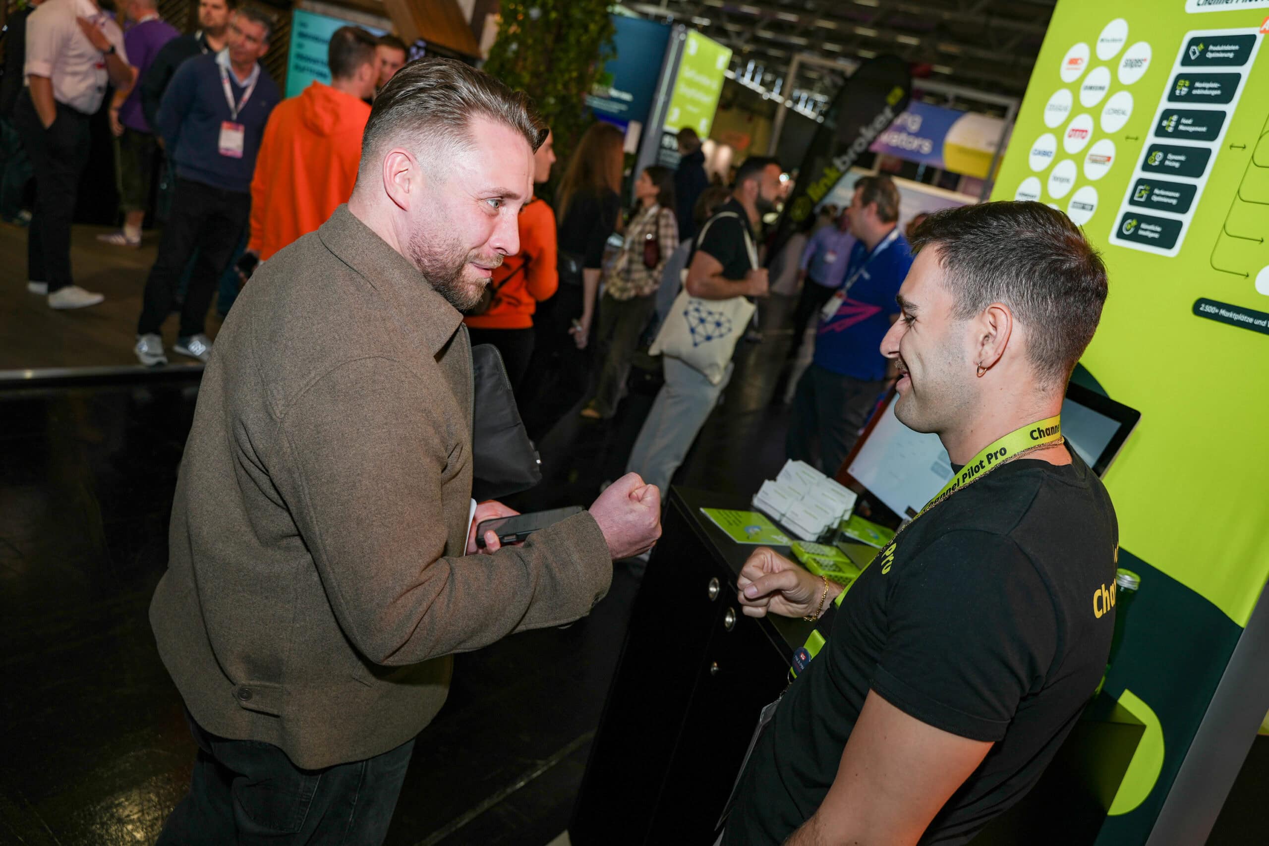 Geschäftsgespräch auf einer Messe bei Channel Pilot Solutions.