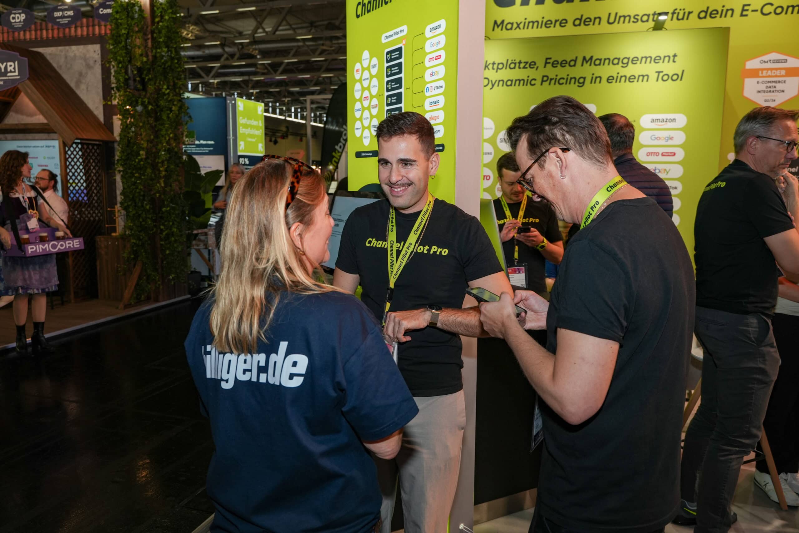 Mitarbeiter im Gespräch auf der Channel Pilot Solutions Messe.