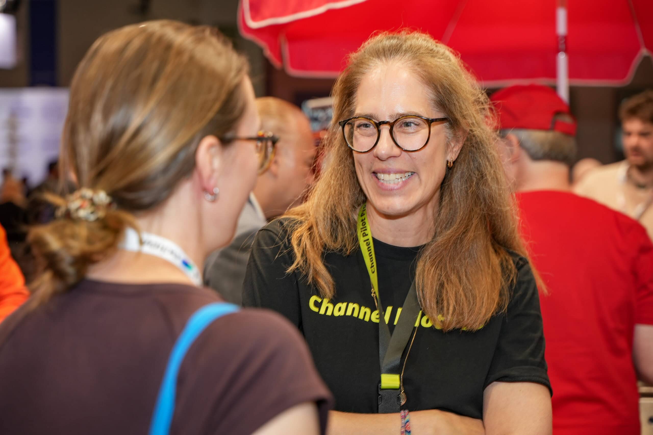 Geschäftsleute im Gespräch bei einer Fachmesse.