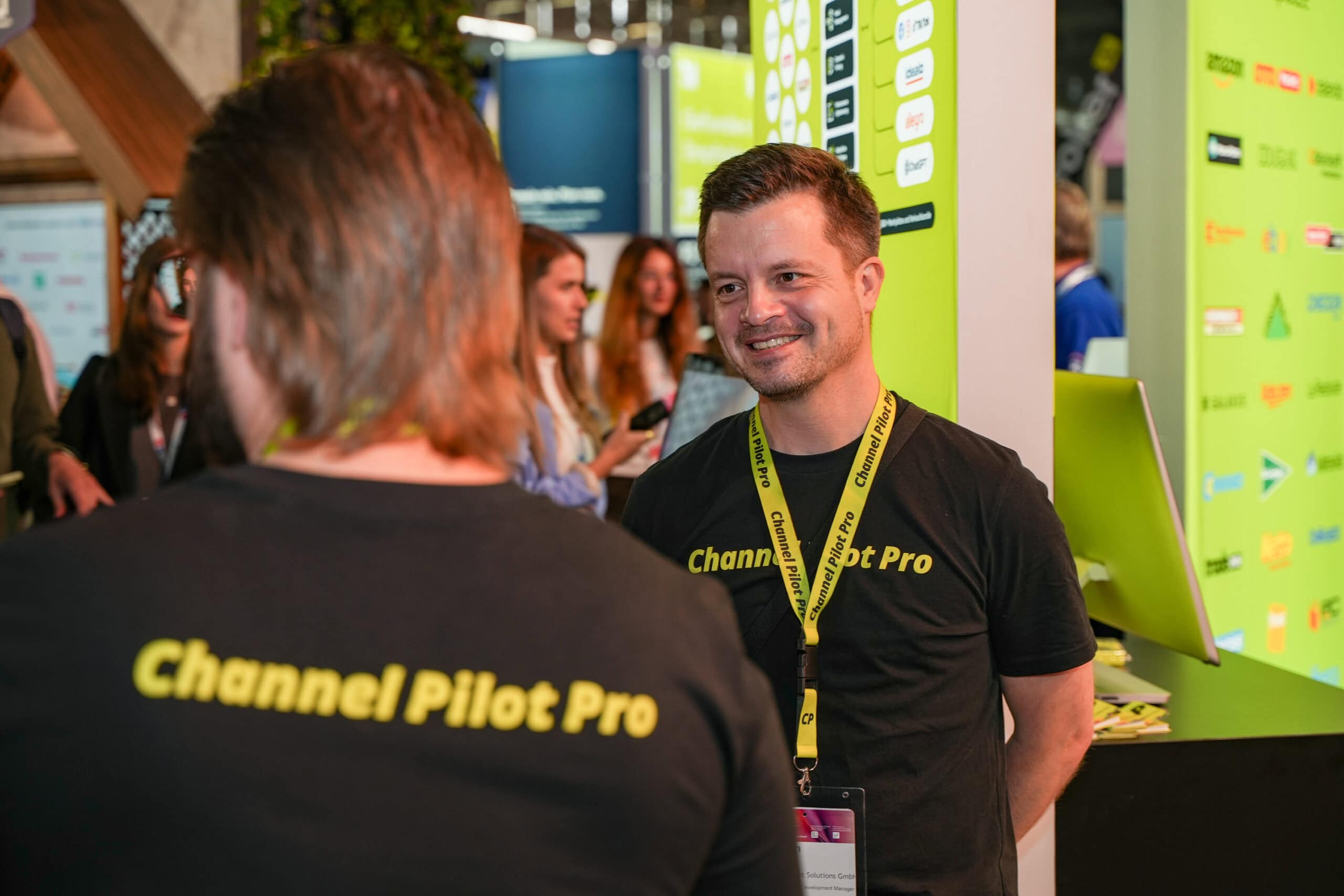 Mann bei Channel Pilot Solutions im Gespräch auf einer Messe.